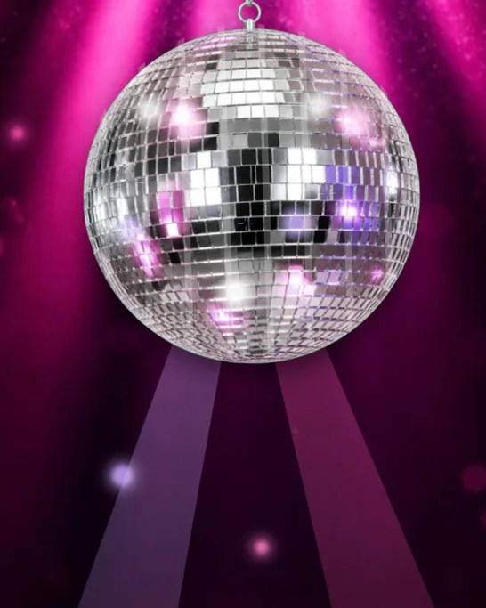 La bola de espejos del modelo Noche disco bajo luces rosadas
